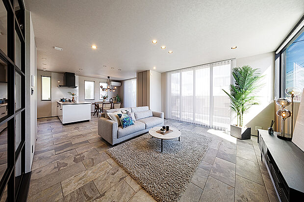 【【弊社施工例／LDK】】白で統一されたリビングに、大理石模様のフローリングが洗練された印象を与える自慢のリビング空間。大きな窓を設ける事で、明るい日差しと開放感をプラスしました。