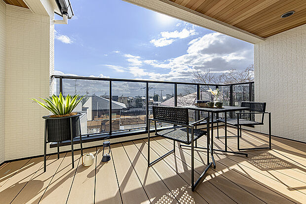 【【弊社施工例／ウッドバルコニー】】陽当たりの良いバルコニーには、机や椅子を出して気持ちの良い外気浴を。ご家族だけの特別な屋外空間は、眺望も完璧に。