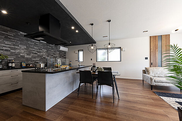 【【弊社施工例/DK】】濃い色の木目が落ち着いた印象を与えるDK。料理中や、ご家族が食事の際も顔が見え、コミュニケーションが自然と生まれるつくりにしました。