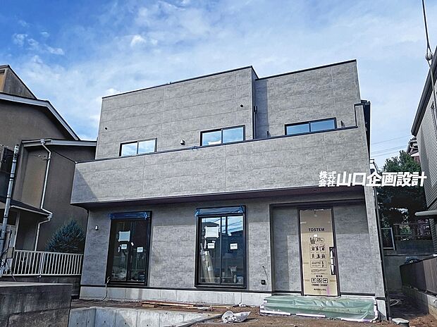 グレーの外壁が醸す落ち着きと大きな窓が生む開放感。打ちっぱなし風の質感が『シンプルなのに、心に残る』・・・そんな邸宅を目指しました！
