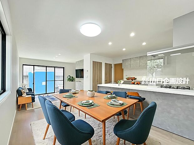 フラットなオープンキッチンでコミュニケーションが弾むダイニングスペース／家具・調度品はCG合成。インテリアのご参考に。