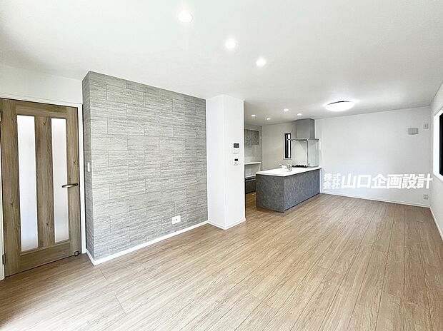 【LDK　2025年6月撮影】ノルディック調の穏やかで落ち着きのある内観。住まう人に寄り添うような優しい空間。2ドアタイプでキッチン側、リビング側それぞれダイレクトに出入り可能。来客時や買物時、トイレ・2階へのアクセスも便利♪