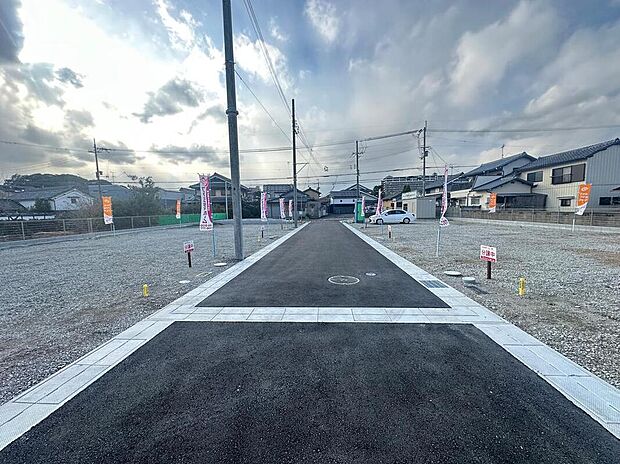 【前面道路含む現地写真】
羽曳野市古市3丁目に全10区画の新しい街並みが誕生。近鉄南大阪線「古市」駅まで徒歩6分～7分の立地。大阪市内へアクセス良好です。/2024年12月撮影