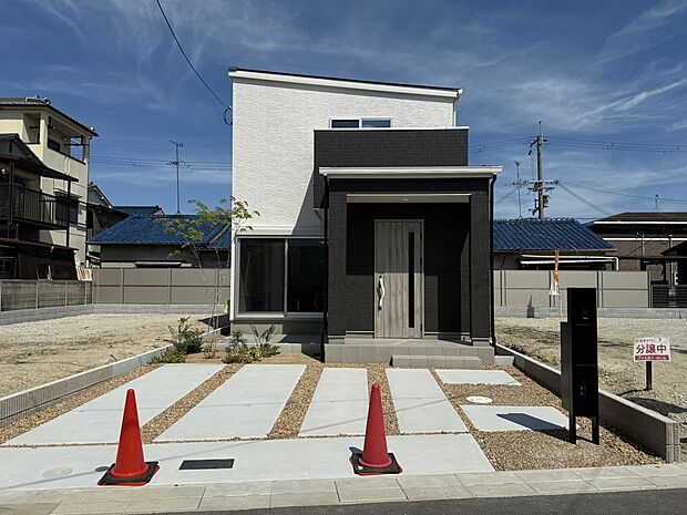 【現地外観写真】
近鉄南大阪線「古市」駅まで徒歩8分の立地。長期優良住宅認定を取得しているため、将来的なメンテナンス費用が抑えられます。