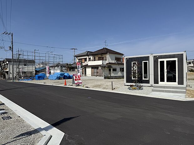 【前面道路を含む現地写真】
建ぺい率は60%、容積率は200％です。前面道路は幅員約5.0m～約7.0mで、車の入出庫もスムーズに行えそうです。/2026年3月5日撮影(現地販売センター)