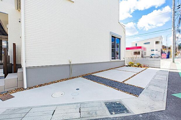 【【駐車場/13号地モデルハウス】】敷地との高低差がなく、車や自転車などの出入りがスムーズに行えます。セカンドカーの所有や来客時にも対応できる、駐車スペース2台分有(車種による)。/2025年1月撮影