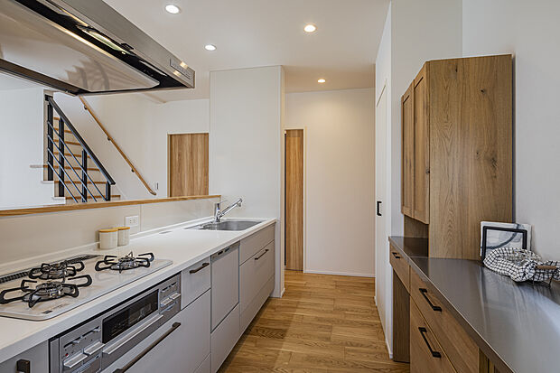 【【キッチン/当社モデルハウス】】キッチンの下の収納はスライド式なので、奥にしまった大型の鍋類などが取り出しやすい仕様。背面のパントリーは食料品・水のストック収納や食器棚として利用できます。