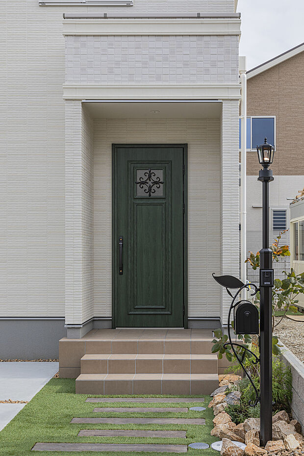 【【アプローチ/当社モデルハウス】】深みのあるグリーンの玄関ドアがアクセントになっています。季節を彩る植栽を施し、日々の暮らしに自然の安らぎをもたらします。