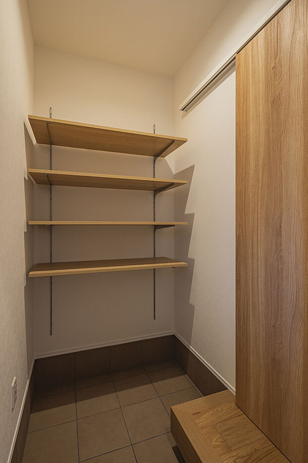 【【マルチクローク/当社施工例】】嵩張る季節用品やスポーツ用品、アウトドア用品などもすっきりと収納可能。住空間を広々とお使いいただけます。買い物後に、玄関からそのままキッチンパントリーへ運べる家事ラクな動線◎
