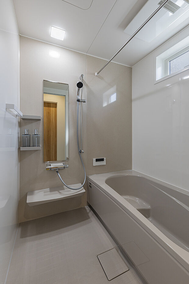 【【浴室/当社施工例】】リラックス感のある淡いカラーが採用された浴室。雨の日や花粉の時期に重宝する浴室乾燥機付き。窓があり、自然換気が可能です。