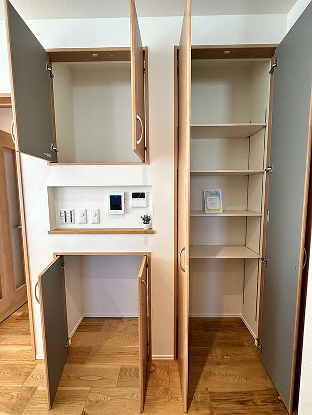 【【収納(13号地モデルハウス)】】キッチン横に設けた収納スペース。普段使わないキッチン家電やストック食材、掃除用具や防災グッズなどのご家族共有の荷物などをすっきりと収納可能です。