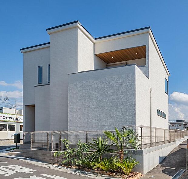 【【現地写真】】「FWP-ES工法」を採用した地震に強いファミティホームの家。ローン金利・税制優遇もある《長期優良住宅認定仕様》です。/2024年7月撮影