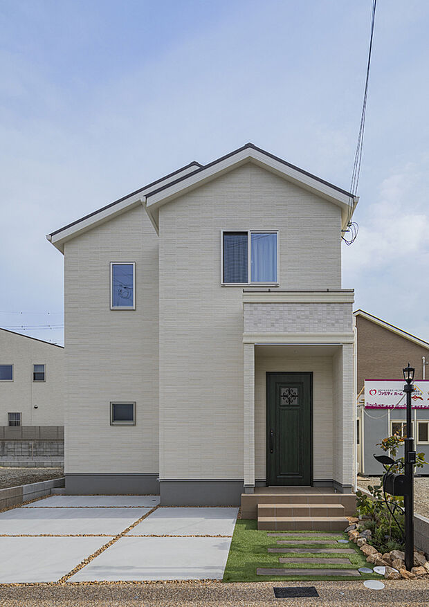 【【7号地モデルハウス/外観】】ホワイトを基調とした爽やかな印象の外観。マルチクロークやヌックスペースなどを設けた2階建「3LDK」の新築戸建です。駐車スペース2台分あり！(車種による)