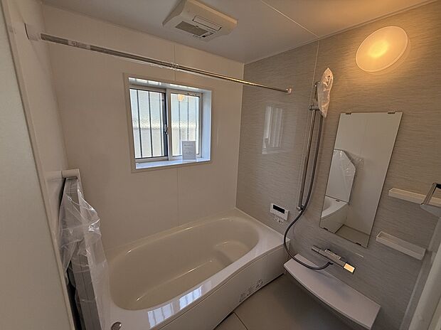 【【浴室/2号地モデルハウス】】浴室乾燥機付きで、天候や時間に関わらず洗濯物を気持ちよく乾かすことができます。窓もあり、自然換気が可能。気軽に外気を取り入れることができ、湿気対策としても効果的です。