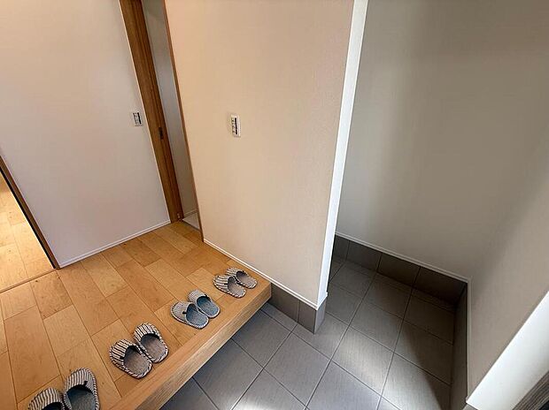 【【マルチクローク/2号地モデルハウス】】ゴルフバックやアウトドア用品など大きな荷物も収納可能な、マルチクローク付き。土間続きのため、雨で濡れた傘やベビーカーの収納場所としても活躍しそうです。