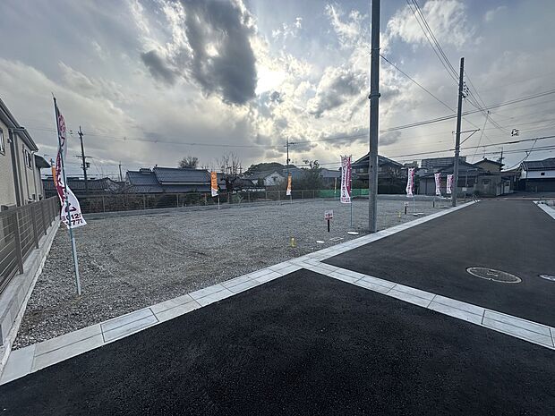 【【現地土地写真】】保育園や幼稚園が徒歩10分圏内に点在するエリア。小学校まで徒歩5分～6分で、子育てしやすい環境が整っています。/2024年12月撮影
