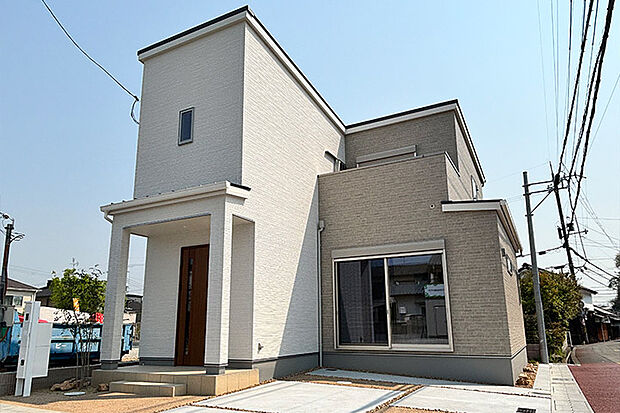 【【駐車場(12号地モデルハウス)】】敷地と道路の段差がほとんどなく、車の出し入れもスムーズに行えます。車を停めない時は、自転車・バイク置き場やお庭代わりとしても活用可能です。/2025年4月撮影