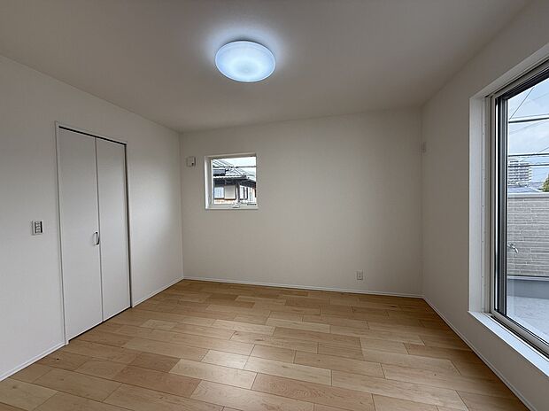 【【洋室/約7.0帖(12号地モデルハウス)】】WICが備わったお部屋です。ベッドを置いてもゆとりある広さがあり、主寝室としても◎バルコニーに出入りが可能なため、布団を干す動線がスムーズです。/2025年4月撮影