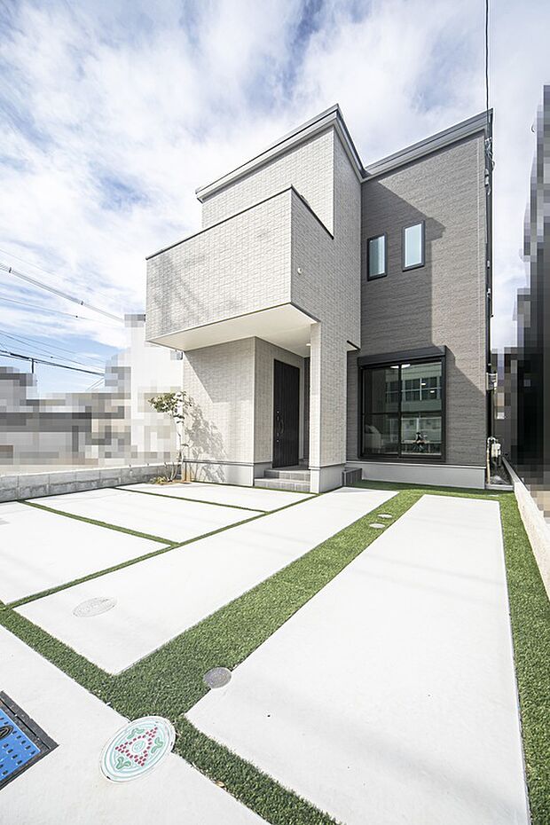 【【駐車場/当社施工例】】並列で2台駐車可能です(車種による)。セカンドカーの所有や来客時にも便利です。お車だけでなく、自転車やバイク置き場としても活躍します。