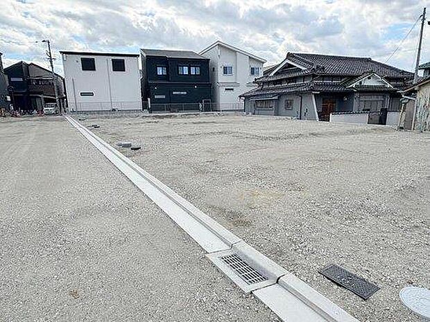 【【現地写真】】浴室はスミピカフロア&スゴピカ浴槽を採用!汚れが落としやすくたまりにくいため、キレイが長持ち◎お手入れがしやすそうです。