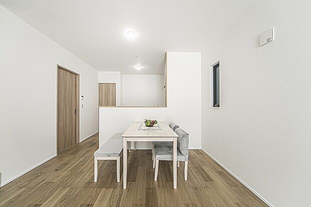 【【LDK(約17.75帖)/当社施工例】】キッチンには、まとめ買いにも対応できるパントリーを設けています。調理家電や防災グッズなどの保管にも便利です。