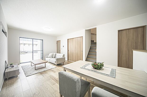 【【LDK(約17.75帖)/当社施工例】】家族間のコミュニケーションが自然と増える「リビング階段×対面式キッチン」を採用しています。機能性と動線にこだわった家族想いの住まいです。