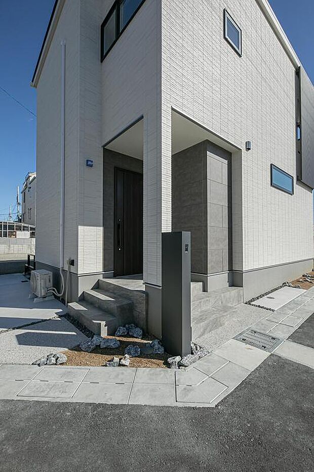 【【現地モデルハウス写真/外観】】カースペース側と道路側の2方向にステップアプローチを設けた外構デザインは、お車の出入りとご家族の移動が重なりにくい安心感のある設計です。