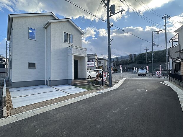 【【現地外観写真】】豊富な収納スペースや家事動線の良い住まい!新しい街並みで、新生活をスタートできます。