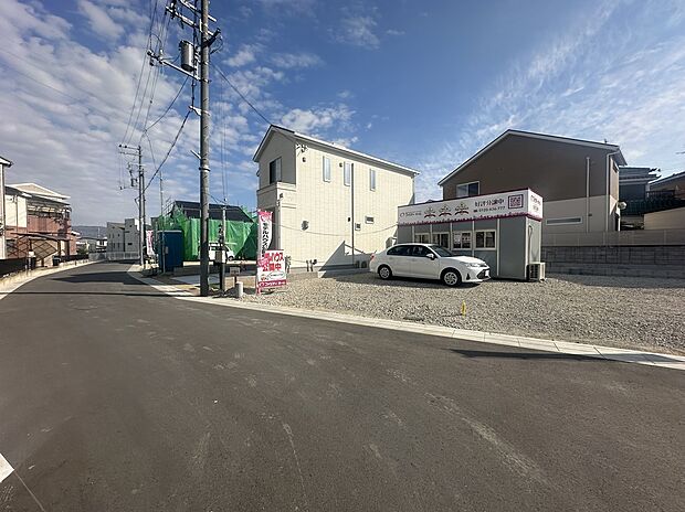 【【前面道路含む現地写真】】ローン金利・税制の優遇もある長期優良住宅認定仕様の住まい。見学のご希望日時など、詳しくはお気軽にお問合せください。/2024年12月撮影