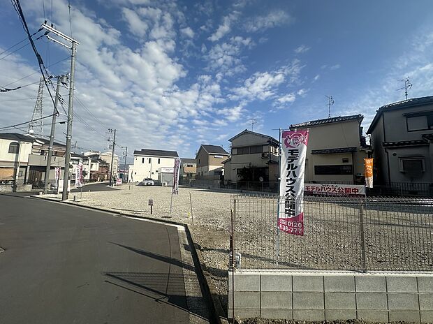 【【現地土地写真】】周辺は住宅が建ち並ぶ落ち着いた住環境です。ぜひ一度周辺環境の確認も併せ、現地にお越しください。/2024年12月撮影