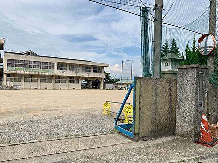 二上小学校 240m