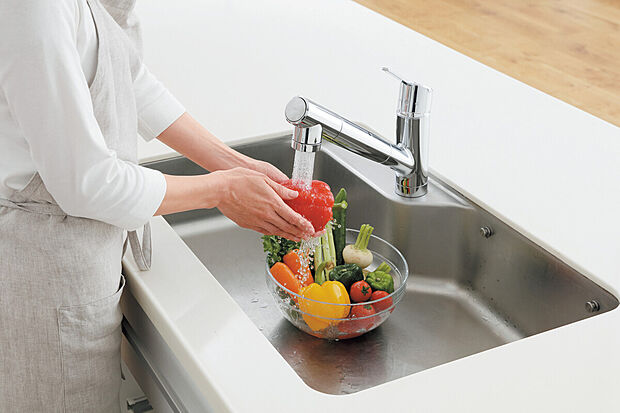 【浄水器付きキッチン水栓】キッチン水栓は浄水器付き、シャワーヘッドが引き出せるのでお掃除も簡単。(参考画像)