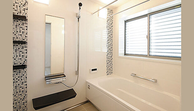 【ゆとりの1.25坪浴室　タカラスタンダードＲＩＬＡＸＩＡ】タカラスタンダードＲＩＬＡＸＩＡ、高品位ホーローパネルでお掃除も楽々。たっぷり断熱材で、寒い冬場の入浴も快適です。窓には安心・安全の目隠しルーバーを装備。