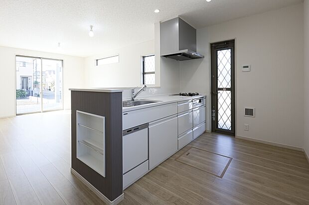 【高品位ホーローキッチン　タカラスタンダードＧＲＡＮＤＩＡ】対面システムキッチンはタカラスタンダードＧＲＡＮＤＩＡ、ホーロー製でお手入れも簡単。長くキレイにお使い頂けます。キッチンカウンター横にはマガジンラック装備。