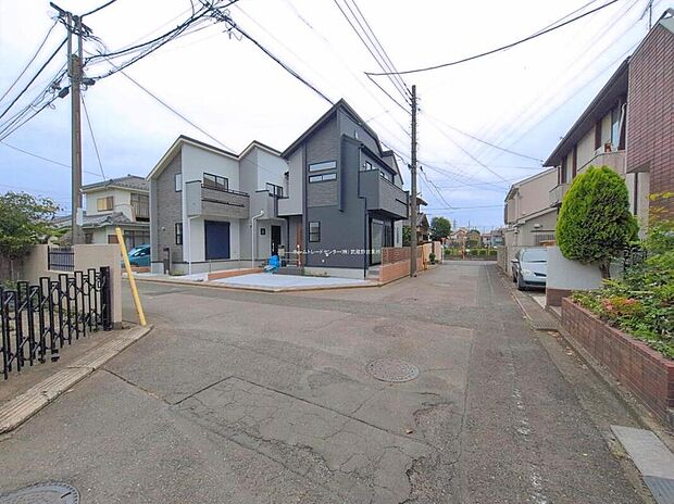 【前面道路含む現地写真】
柳沢小学校まで徒歩6分、田無第四中学校まで徒歩5分♪安心してお子様を見守れる環境です♪近いのでバタバタしがちな朝も、余裕をもって支度出来ますね◎