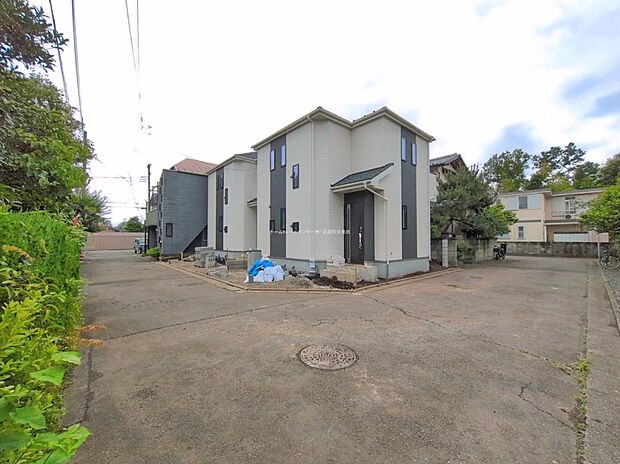 【前面道路含む現地写真】神代植物公園が近く、自然と調和できる穏やかな暮らしを楽しむことができます♪低層住居専用地域の落ち着いた立地で、子育てにも最適です◎