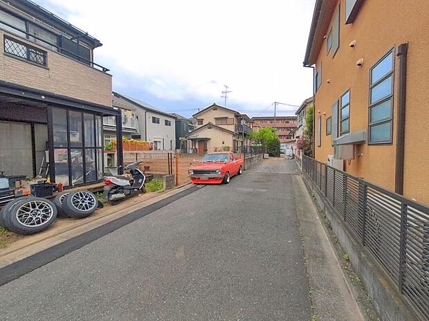 【前面道路含む現地写真】ひとたび扉を開けばそこに待っているのは上質な空間とマイホームでの新生活をイメージさせる優雅なひととき。「この家なら…」ではなく「ここに住みたい♪」と思う感動をお届けいたします。
