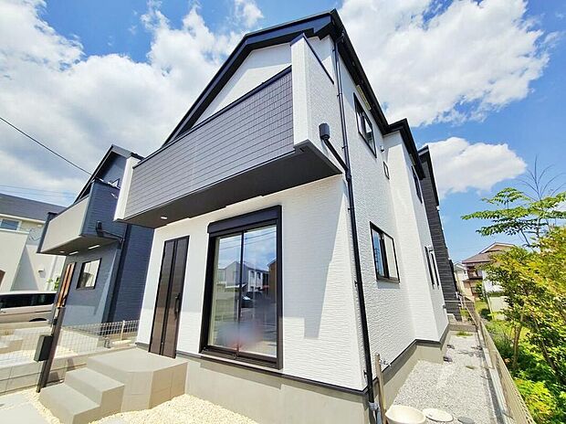【現地外観写真】2号棟ひとたび扉を開けばそこに待っているのは上質な空間とマイホームでの新生活をイメージさせる優雅なひととき。「この家なら…」ではなく「ここに住みたい♪」と思う感動をお届けいたします。