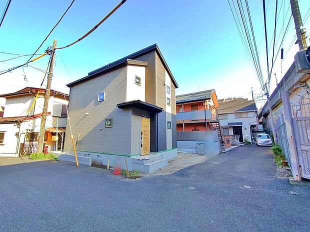 【前面道路含む現地写真】いなげや徒歩5分、ファミリーマート徒歩3分の近さで急なお買物も便利◎小学校徒歩6分でお子様の通学も安心です☆