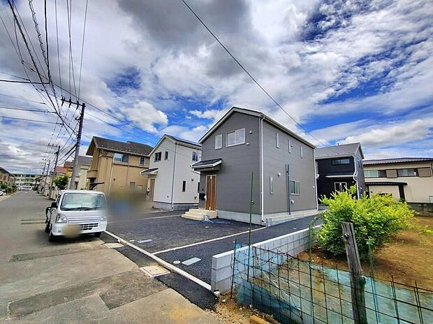 【前面道路含む現地写真】
毎日のお買い物に便利なコンビニ・ドラッグストアが徒歩10分圏内に揃います♪