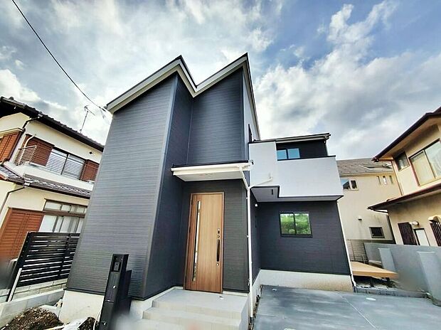 【現地外観写真】住環境良好な人気の低層住居専用地域に立地しております。守られた環境は、お子様との暮らしにもおすすめです。