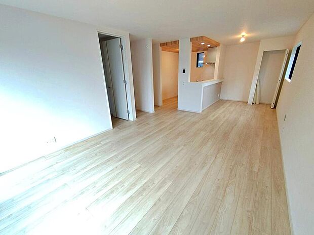 ～Living Room～☆１号棟☆
ここにはみんなが集い、食事と楽しい会話が始まる。話に夢中になりすぎて、ついつい時を忘れ時間が過ぎてしまう。そんな束の間の幸せを感じさせてくれる場所となることでしょ