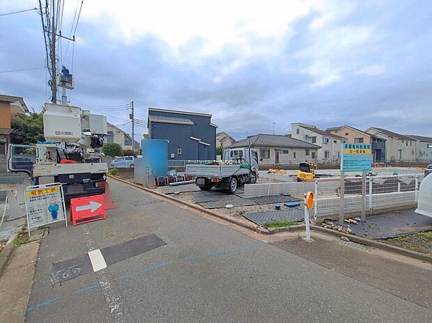 【前面道路含む現地写真】
毎日のお買い物に便利なスーパー・コンビニ・ドラッグストアまで徒歩10分圏内♪
国立市立国立第七小学校まで徒歩5分とお子様にも安心です!