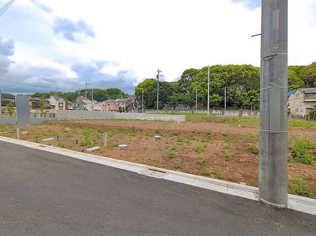 【現地外観写真】N号棟
京王線「柴崎」駅徒歩15分♪低層住居専用地域の落ち着いた立地で、子育てにも最適です。現地をご覧いただきながら、住まいの夢をお聞かせください。
