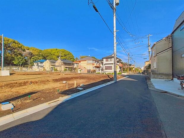 【前面道路含む現地写真】Ｎ号棟
小中学校まで徒歩5分と近く、お子様を近くで見守れる環境です。バタバタしがちな朝も、余裕をもって支度出来ますね♪