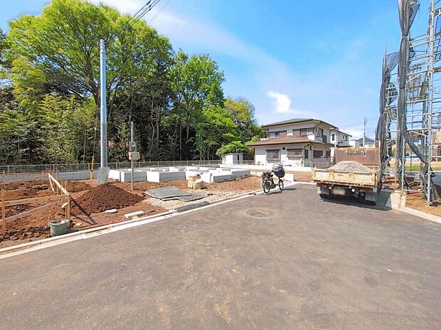 【前面道路含む現地写真】ライフスタイルに合わせて最適なお家をご購入頂けます。全１４区画の街並みを是非ご覧ください♪