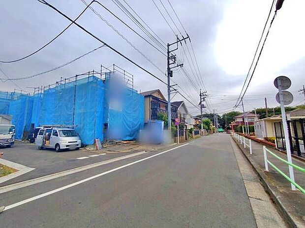 【前面道路含む現地写真】
徒歩9分圏内にスーパー2箇所、コンビニやドラックストアなどもある、毎日のお買い物がらくらくな立地となっております。この距離なら買い忘れがあってもサッと出掛けられそうです♪