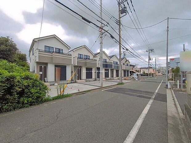 【前面道路含む現地写真】
閑静な住宅地は新生活を送るのにぴったり♪毎日のお買い物に便利なスーパー・コンビニ・ドラッグストアが徒歩10分圏内に揃います!