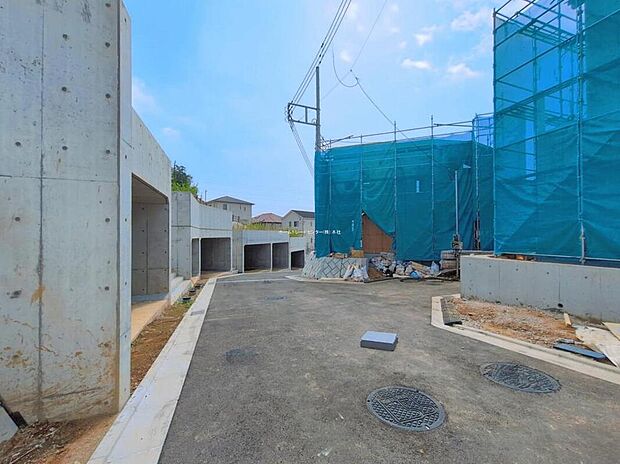 【前面道路含む現地写真】
小中学校まで徒歩10分圏内で小さなお子様の通学にも安心です◎前面道路は交通量少なめの5m道路で、お車の駐車も楽々です。
