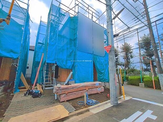 【現地外観写真】A号棟
京王線「西調布」駅まで徒歩14分♪
京王線・京王相模原線「調布」駅もバス利用可能です♪小・中学校まで徒歩9分圏内、公園も多く、子育てしやすい環境です♪